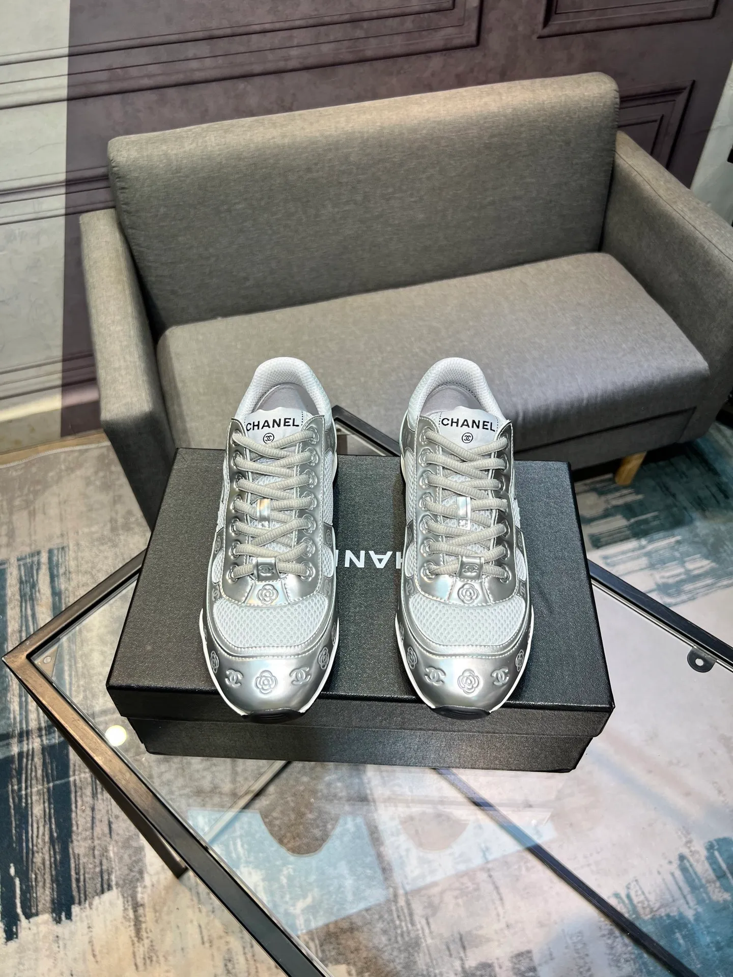 Men's men's shoes 💰640 Exclusive real shot (top version) CHANEL Chanel 2025ss color matching thick-soled casual sports shoes and sneakers. The counter is synchronized. The counter is very popular. A shoe that is very difficult to buy. The most popular thick-soled panda shoes on the Internet. It can be imagined that Xiaoxiang control can't miss it. It has both good looks and comfort. Simple and versatile white shoes. The thick sole increases the height and is super versatile. Close your eyes and wear it. Whoever wears it will look better. Upper: calfskin Lining: imported sheepskin lining Outsole: TPU original outsole Size: 35-44 (customized for women 41 and 40, and 45 for men)